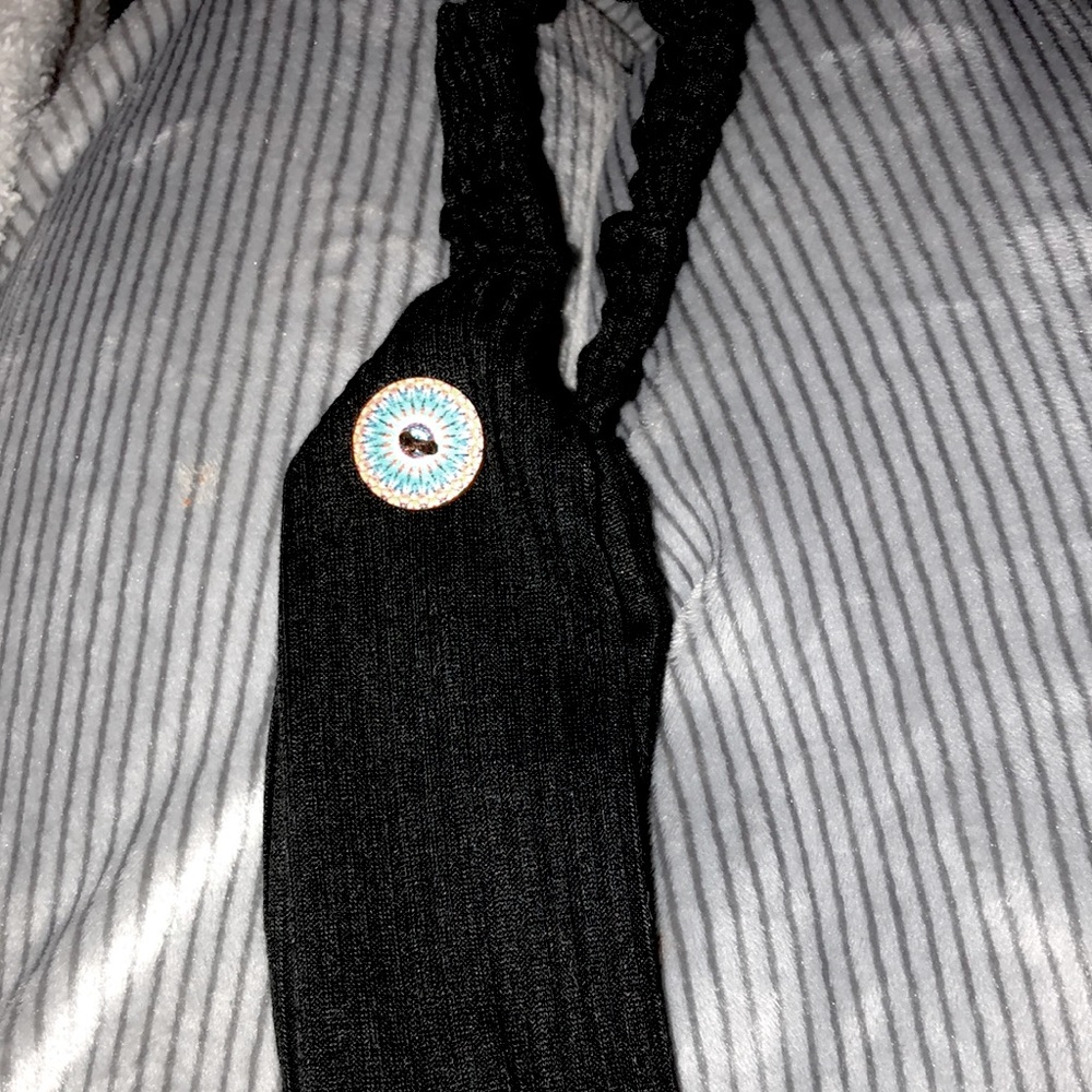 Black headband with a knot in front! The buttons holds your masks
